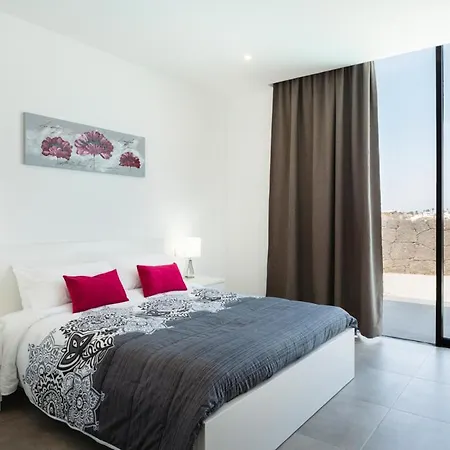 Puerto Del Carmen Sleeps 6 With Pool Air Con And Wifi Villa Puerto del Carmen