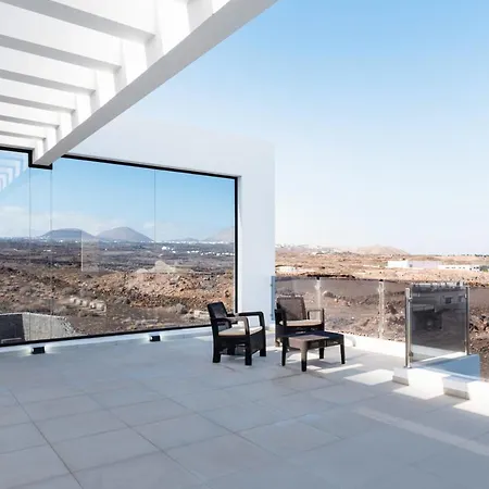 Villa Puerto Del Carmen Sleeps 6 With Pool Air Con And Wifi *